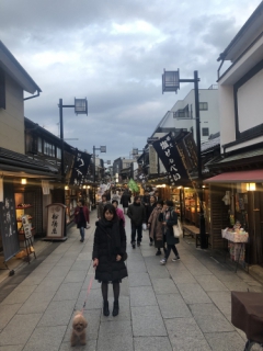 葛飾柴又の商店街の夜の街並み