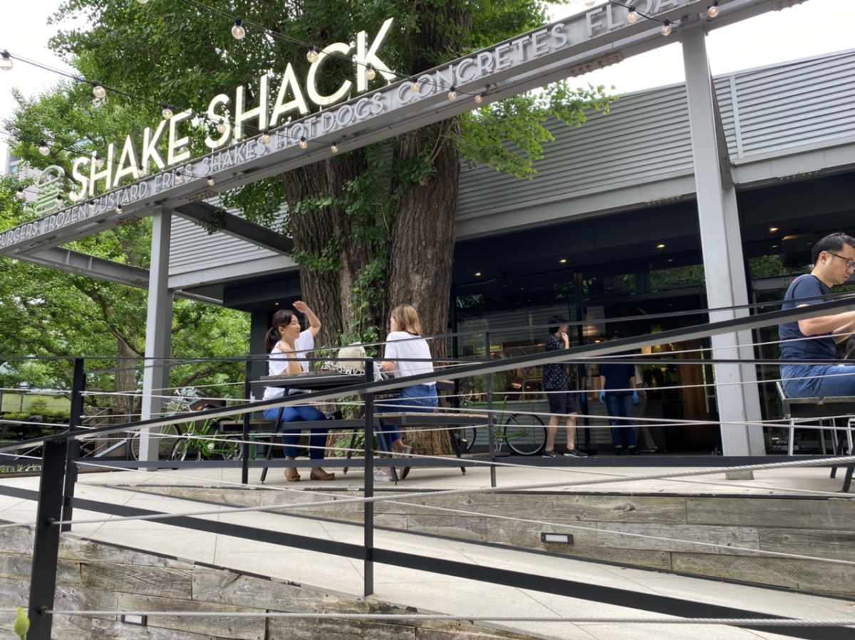 外苑前駅【シェイクシャック(Shake Shack)】のテラス席