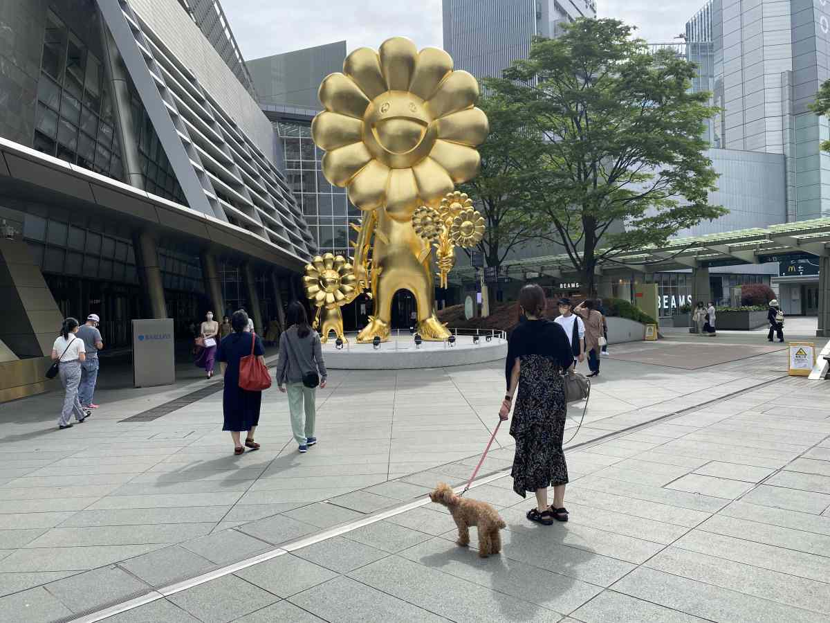 ロッポンギヒルズ2Fの村上隆、花の親子