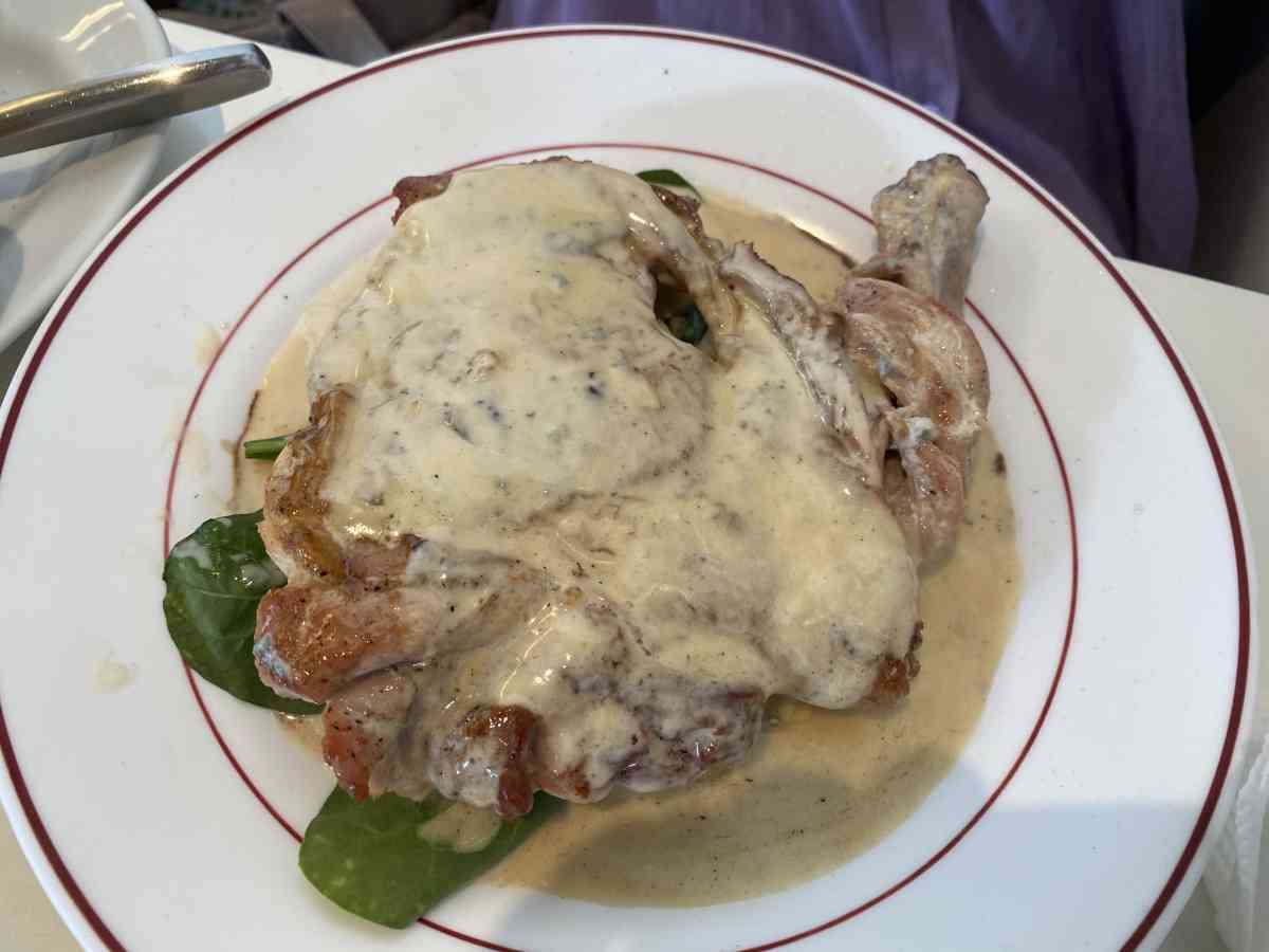 バワリーキッチンのグリルチキン ゴルゴンゾーラ