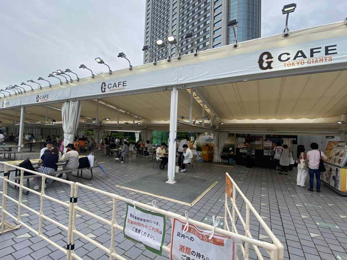 東京ドームシティーの「G CAFE（ジャイアンツカフェ）」のテラス席