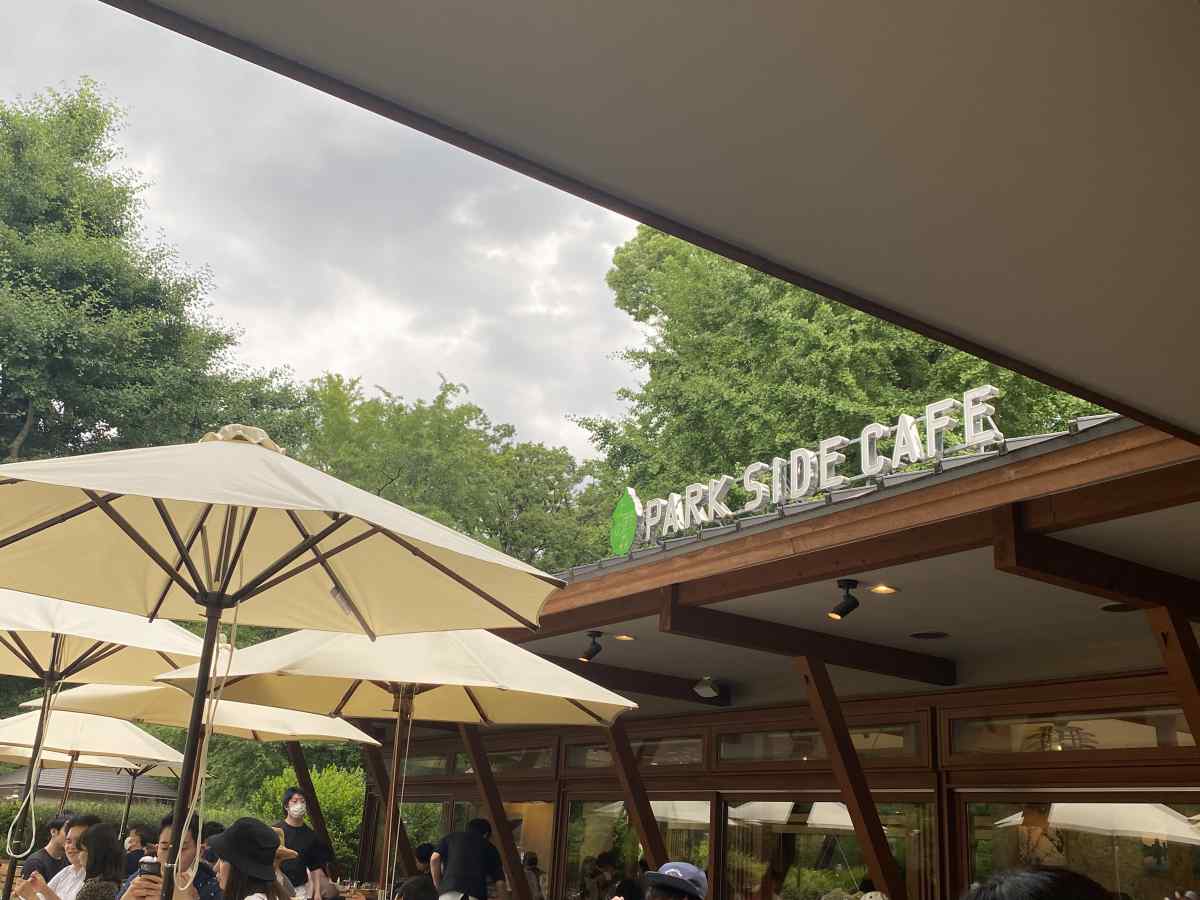 上野公園のパークサイドカフェ(park side cafe)のテラス席の雰囲気