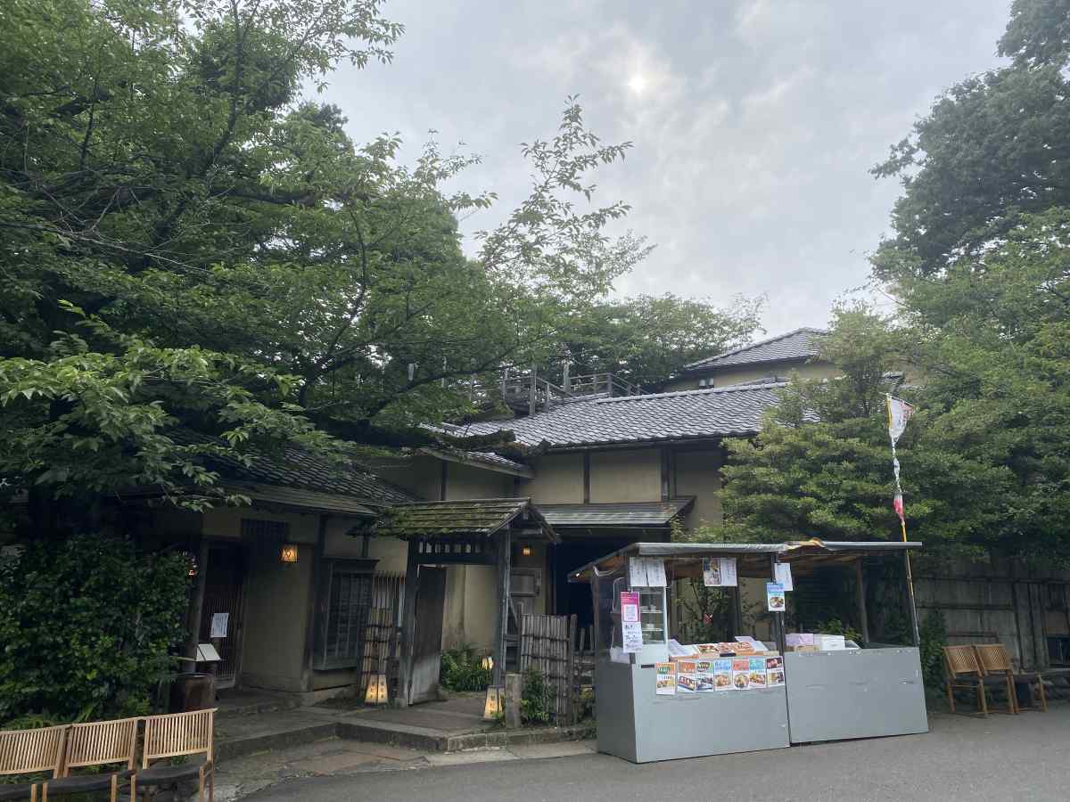 上野公園の料亭のような食事処