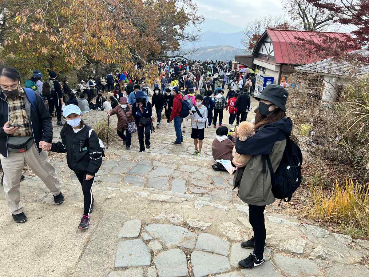 高尾山の頂上の雰囲気