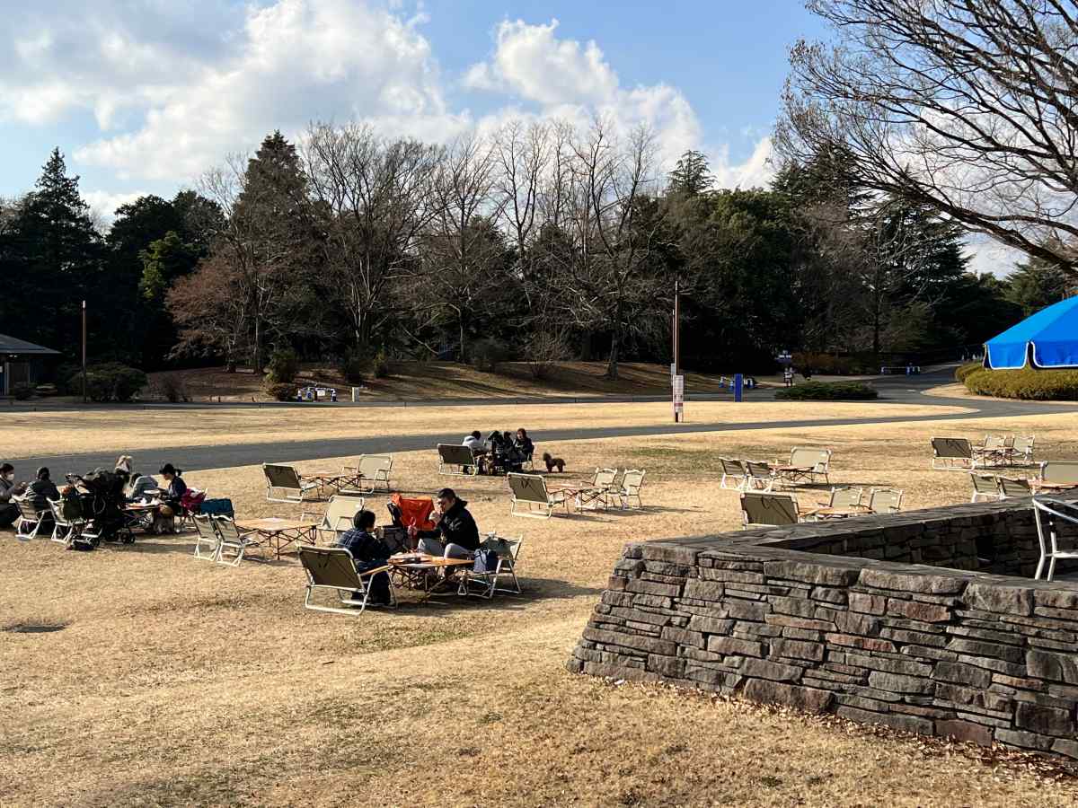 昭和記念公園のカフェ前のテラス席