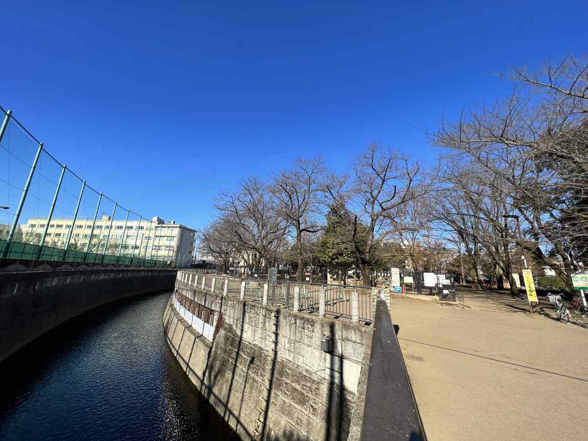 落合公園、犬の広場（ドッグラン）の外観