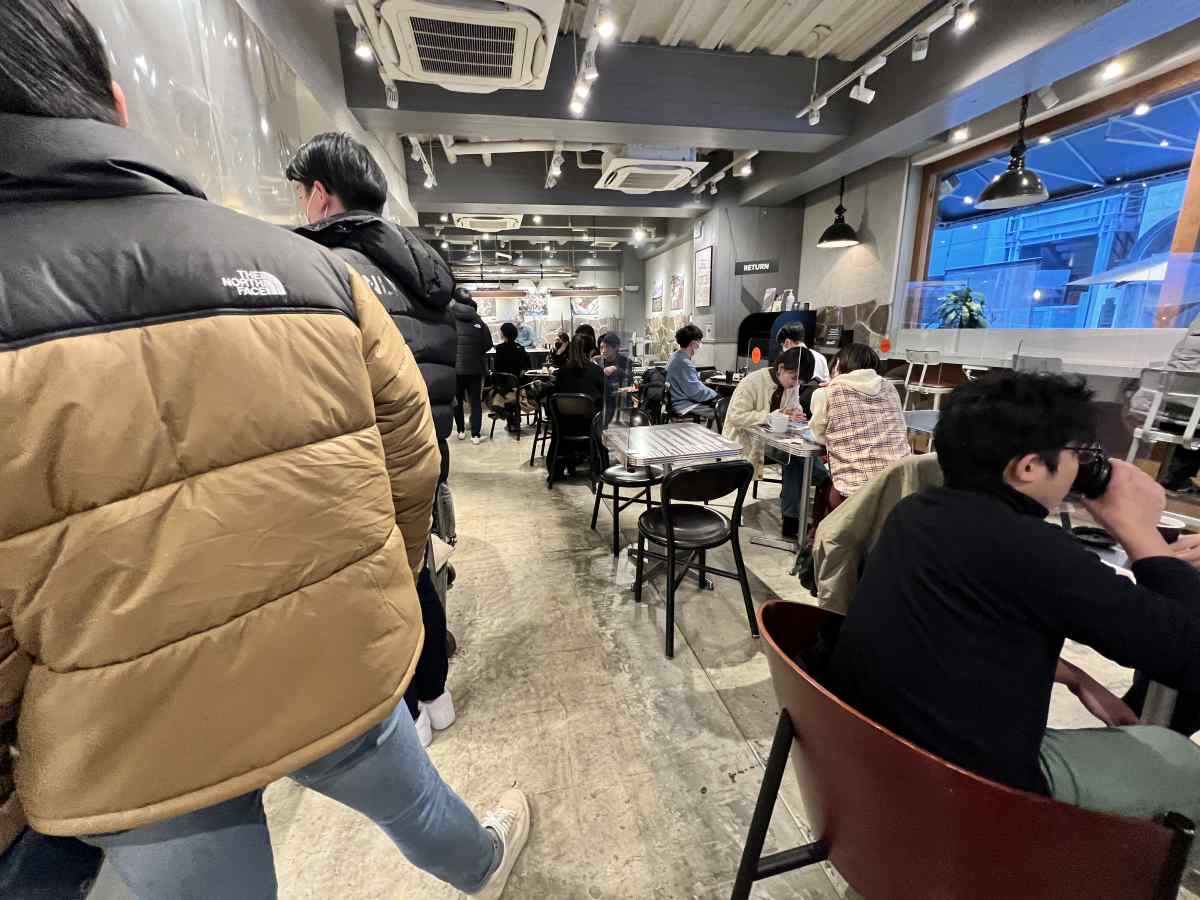 渋谷の「ローステッド コーヒー ラボラトリー」の店内の雰囲気