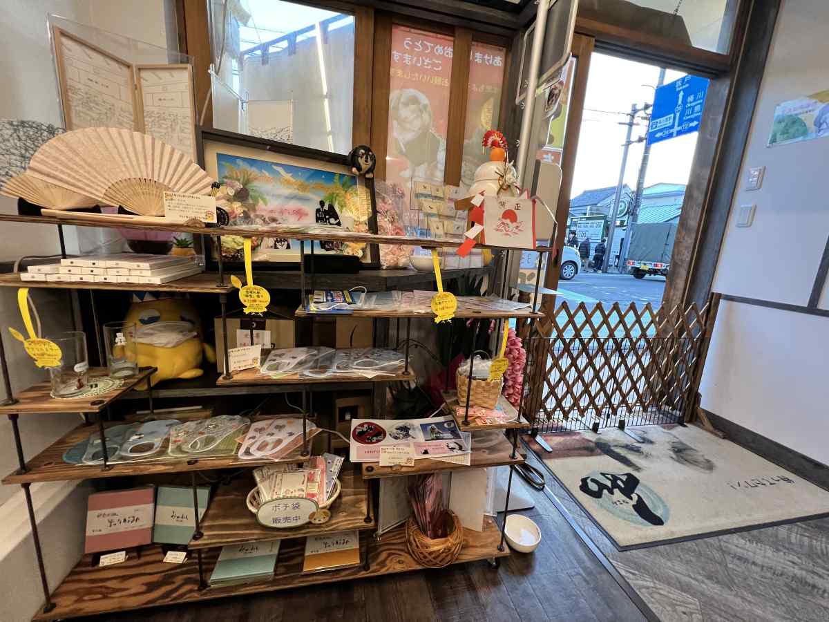川越のドッグカフェ「和〜なごみ〜」の物販と入り口
