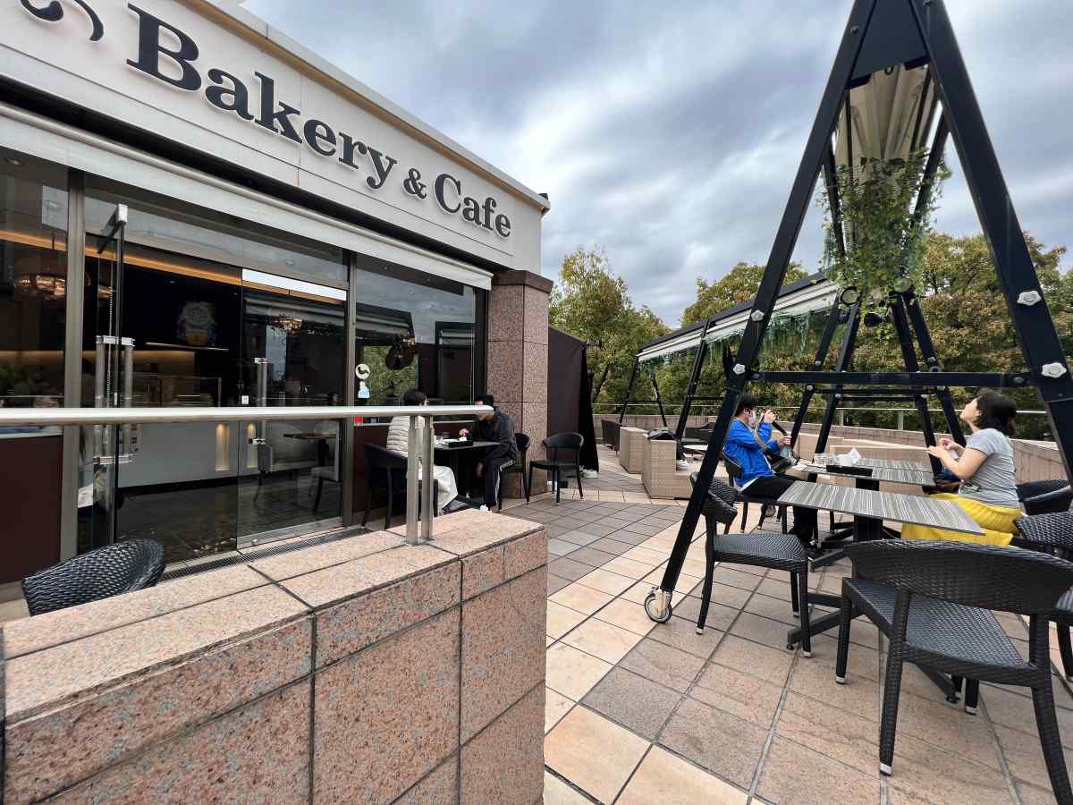 恵比寿ガーデンプレイス「俺のBakery＆Cafe」のテラス席の雰囲気