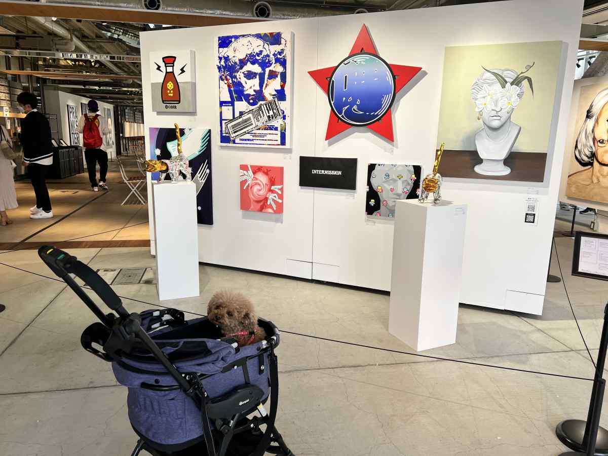 天王洲アイル「ワットカフェ (WHAT CAFE)」の絵画鑑賞を愛犬と