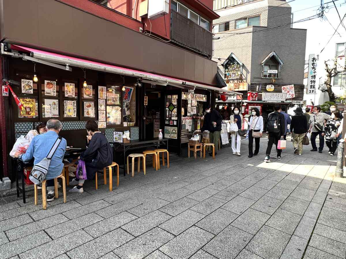 柴又のおじぎ茶屋のテラス席