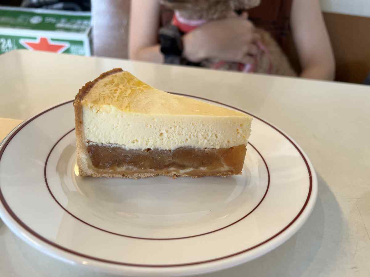 バワリーキッチン チーズとアップルのケーキ